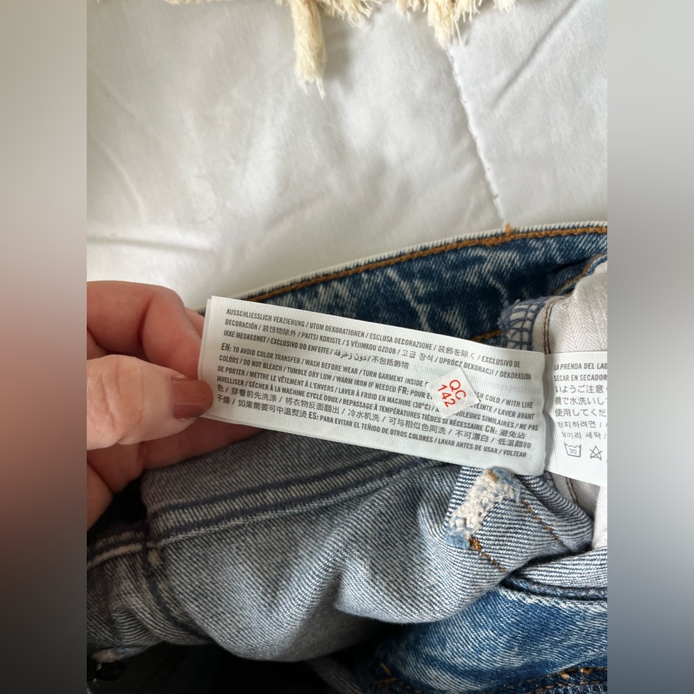Abercrombie & Fitch The 90sStraight Ultra High Rise Jeans in an acid wash finish - Picture 6 of 11
